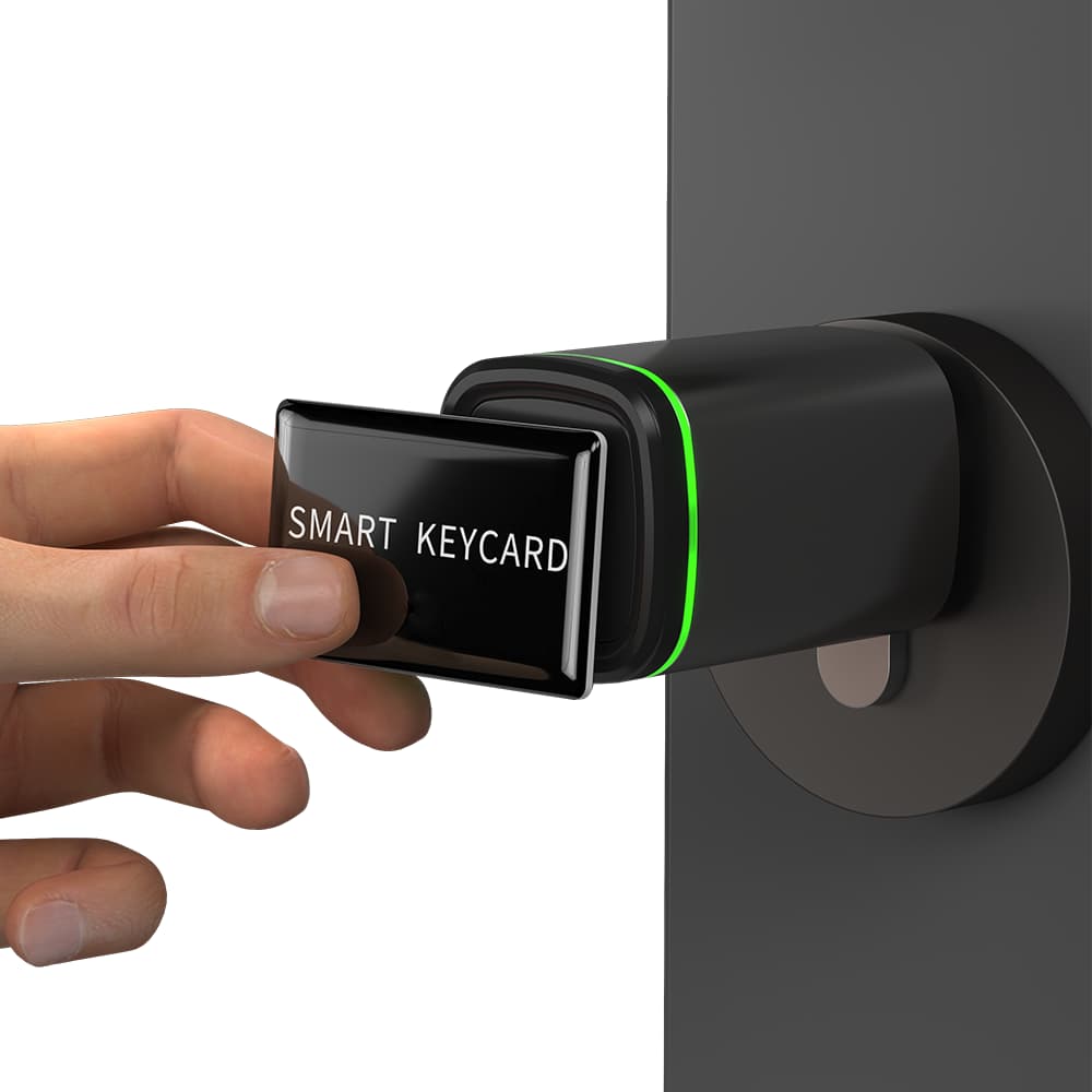 Een hand houdt een pas tegen de buitenknop van de cilinder; de ring licht groen op.